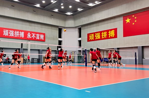 4月28日，中國(guó)女排在主教練趙勇的帶領(lǐng)下進(jìn)行訓(xùn)練。人民網(wǎng)記者 胡雪蓉?cái)z