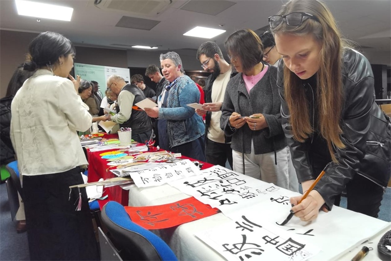 現(xiàn)場(chǎng)來(lái)賓體驗(yàn)中國(guó)傳統(tǒng)文化。中國(guó)駐波蘭大使館供圖。