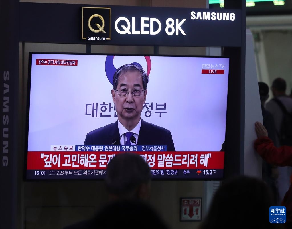 5月1日，在韓國首爾火車站，民眾觀看韓德洙辭職的新聞。新華社記者 姚琪琳 攝