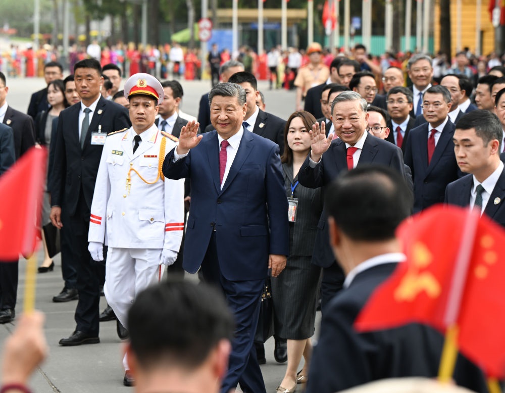 4月14日，中共中央總書記、國(guó)家主席習(xí)近平抵達(dá)河內(nèi)對(duì)越南進(jìn)行國(guó)事訪問(wèn)。當(dāng)日下午，越共中央總書記蘇林為習(xí)近平舉行隆重歡迎儀式。這是歡迎儀式后，習(xí)近平和蘇林一同步行前往越共中央駐地舉行會(huì)談時(shí)，向歡迎人群揮手致意。新華社記者 張領(lǐng) 攝