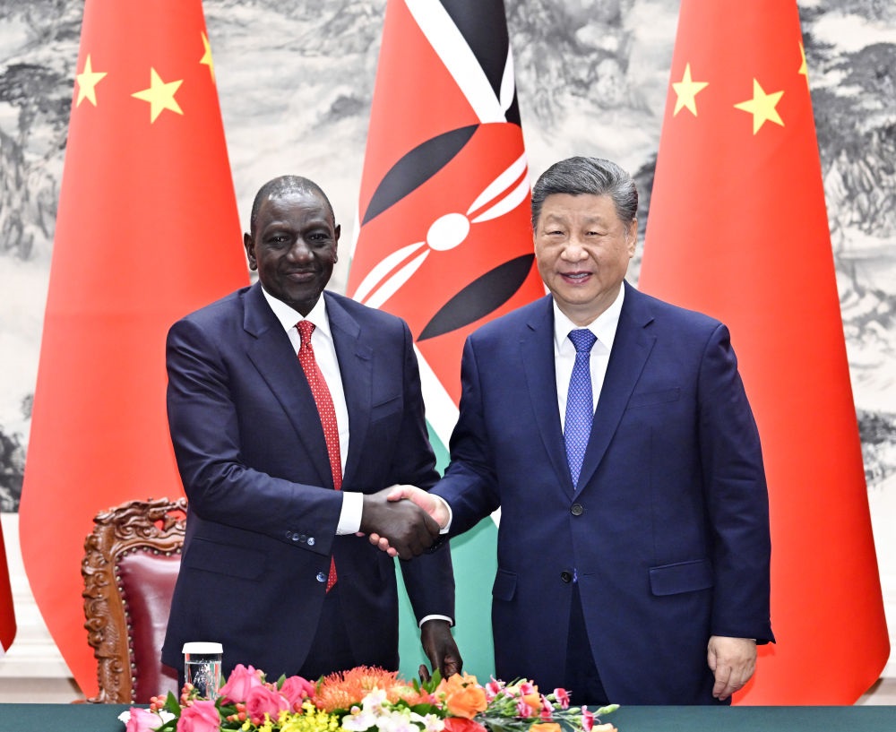 4月24日上午，國(guó)家主席習(xí)近平在北京人民大會(huì)堂同來(lái)華進(jìn)行國(guó)事訪問(wèn)的肯尼亞總統(tǒng)魯托舉行會(huì)談。這是習(xí)近平同魯托握手。新華社記者 岳月偉 攝