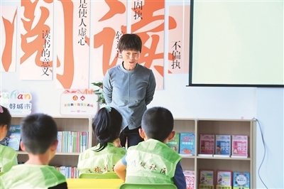 田桂月帶領孩子共讀繪本《點》。李澤罡攝