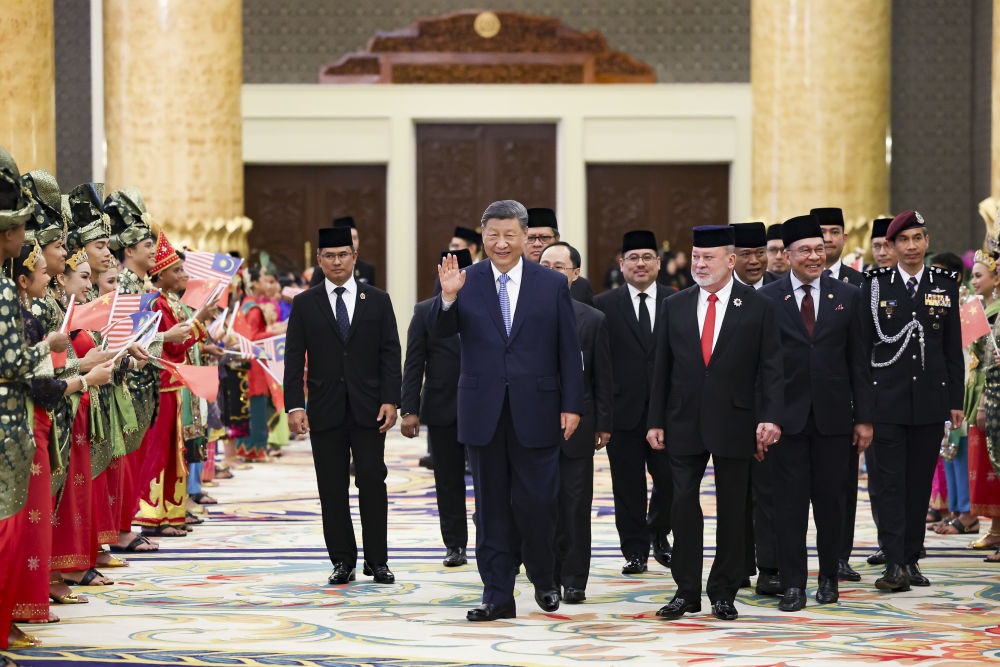 4月16日上午，馬來(lái)西亞最高元首易卜拉欣在馬來(lái)西亞國(guó)家王宮同中國(guó)國(guó)家主席習(xí)近平舉行會(huì)見(jiàn)。會(huì)見(jiàn)后，習(xí)近平出席易卜拉欣舉行的歡迎宴會(huì)。這是習(xí)近平向歡迎人群揮手致意。新華社記者 黃敬文 攝