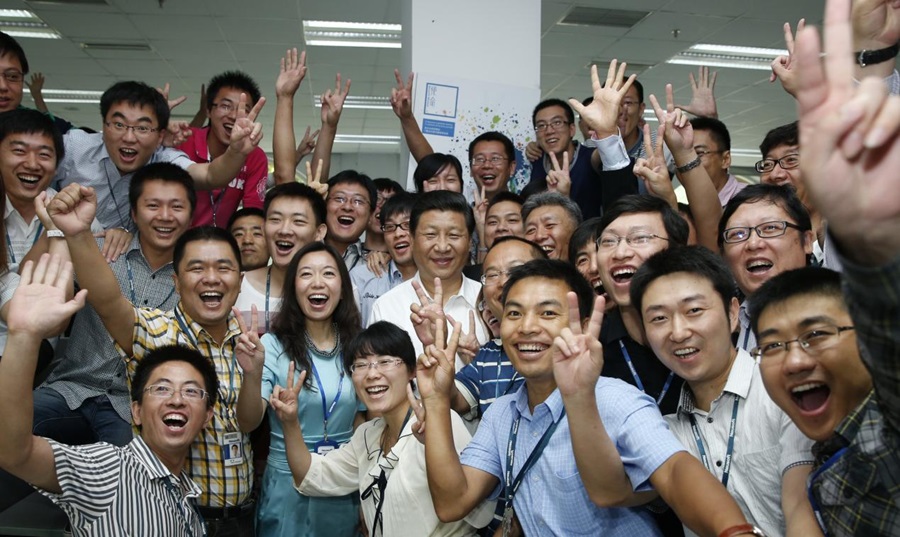 2013年8月29日，習近平總書記在東軟集團（大連）有限公司同年輕員工親切合影。新華社記者 鞠鵬 攝