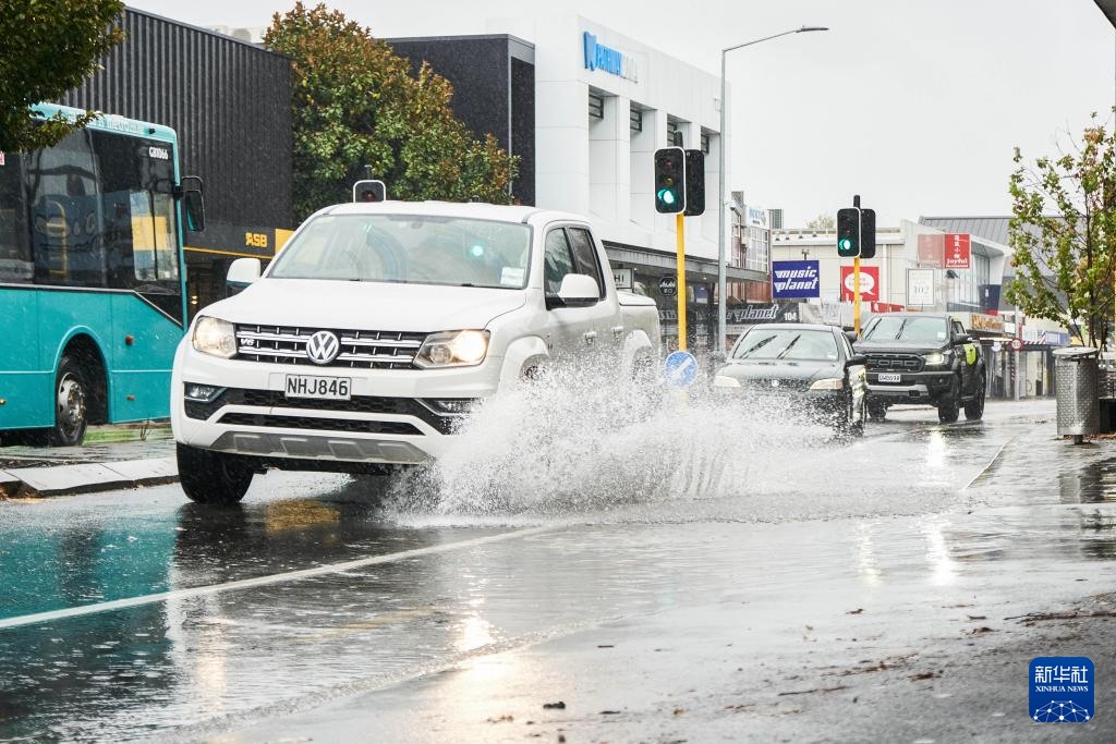 5月1日，汽車(chē)行駛在新西蘭南島城市克賴(lài)斯特徹奇的街頭。新華社發(fā)（陳思雨蒙 攝）