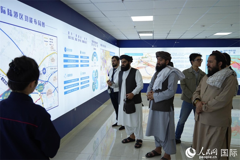 代表團(tuán)在烏魯木齊國(guó)際陸港區(qū)參觀。人民網(wǎng)記者 章凱風(fēng)攝