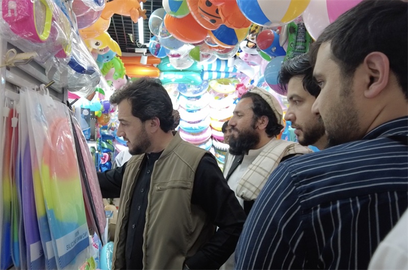 代表團(tuán)在義烏國(guó)際商貿(mào)城參觀。CGTN記者 楊剛攝