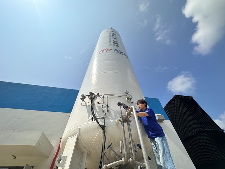 陳恩偉在海南商業(yè)航天發(fā)射場技術區(qū)罐區(qū)進行液氮轉注前準備。新華社記者 陳凱姿 攝