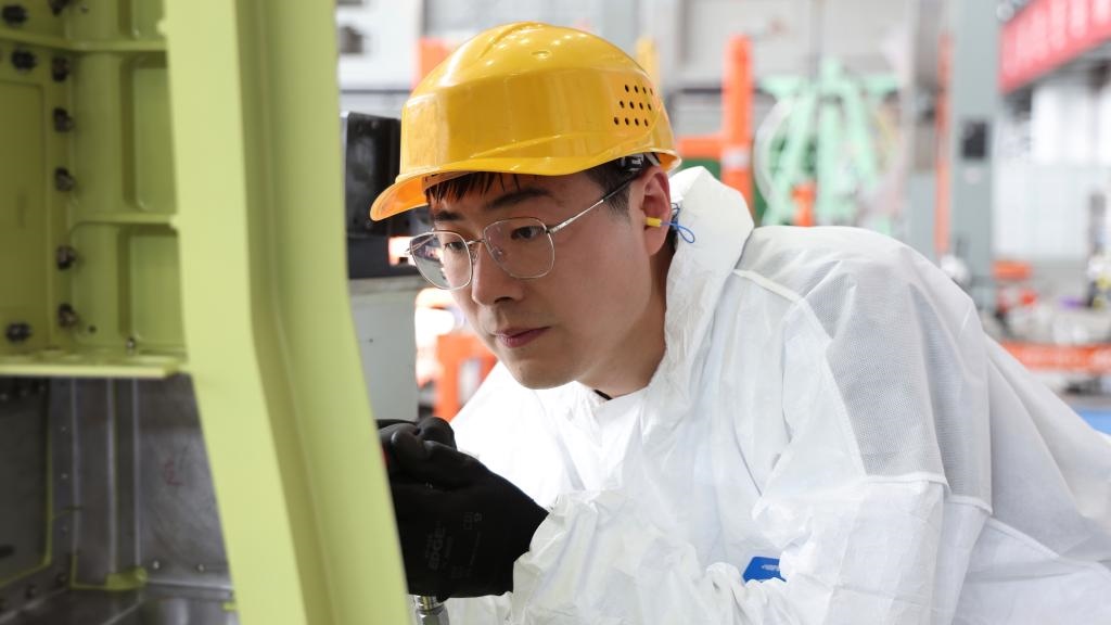 在中國航空工業(yè)集團成飛車間內，飛機鉚裝鉗工首席操作技師馮攀龍正在工作。（新華社發(fā)）