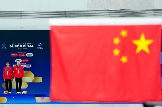5月2日，獲得2025年跳水世界杯總決賽女子雙人10米臺(tái)冠軍的中國(guó)組合陳芋汐（右）/全紅嬋在頒獎(jiǎng)儀式上。新華社記者 鞠煥宗 攝
