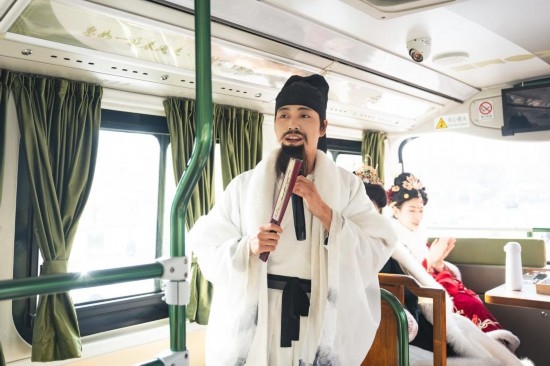 身著古裝的“伴游”在“長安尋夢”主題觀光車上為游客講解。（受訪者供圖）