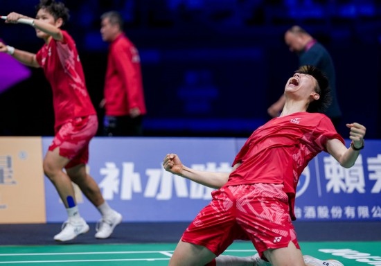 5月3日，中國(guó)隊(duì)組合馮彥哲（右）/黃東萍在半決賽混雙比賽后慶祝。新華社記者 孫非 攝