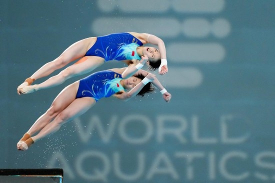 5月2日，陳芋汐（上）/全紅嬋在比賽中。新華社記者 鞠煥宗 攝