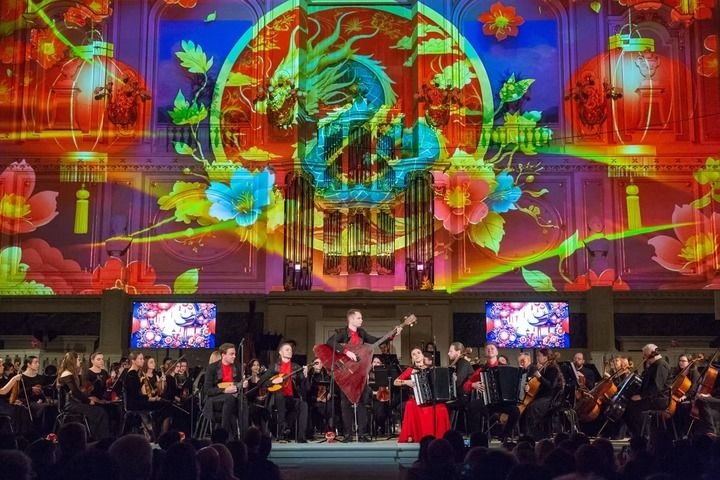 2025年2月6日，俄羅斯音樂(lè)家在圣彼得堡舉行的中俄新春音樂(lè)會(huì)上表演。新華社發(fā)（莫京娜 攝）