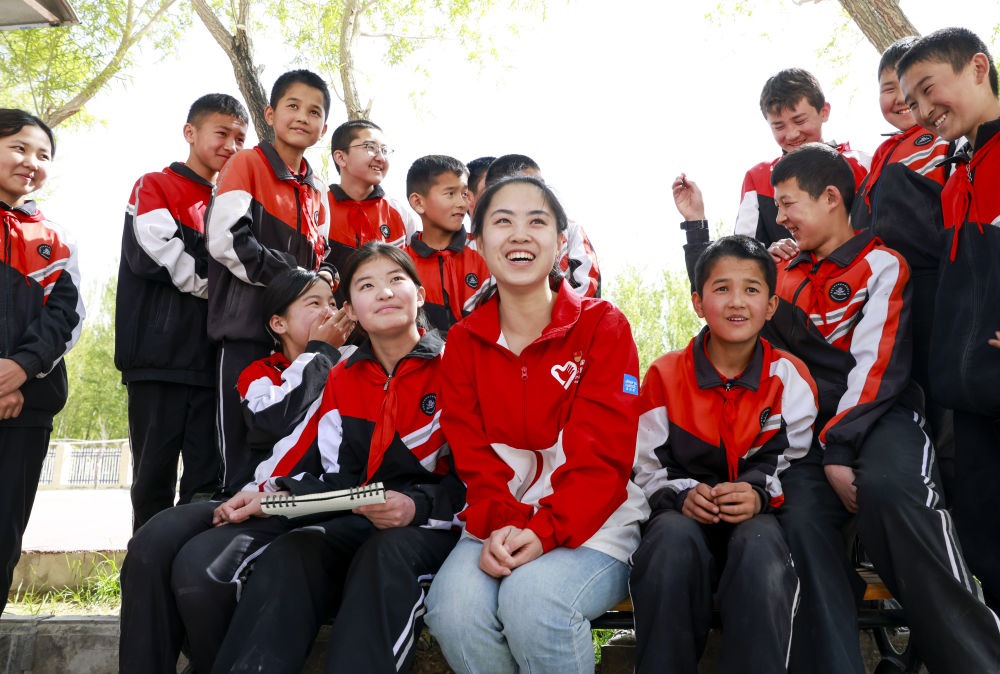 4月23日，在新疆克州阿圖什市哈拉峻鄉(xiāng)謝依特小學(xué)，支教教師高淑賢和學(xué)生們在一起。