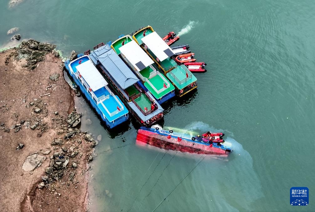 5月5日，救援人員在對(duì)傾覆船只進(jìn)行搜救（無(wú)人機(jī)照片）。新華社記者 劉續(xù) 攝