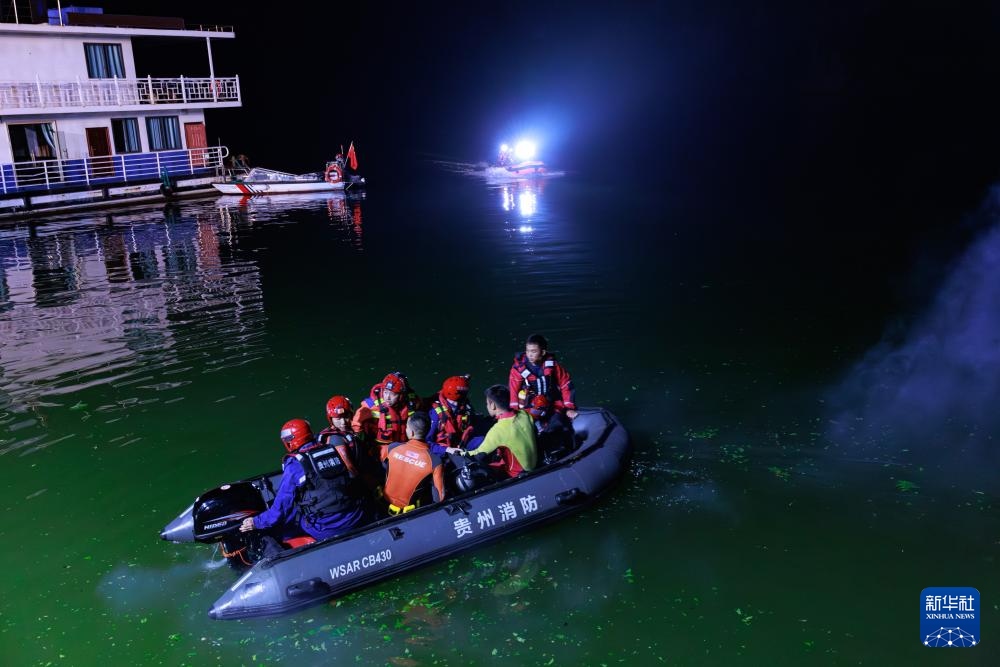 5月5日，救援人員在進(jìn)行搜救。新華社記者 劉續(xù) 攝