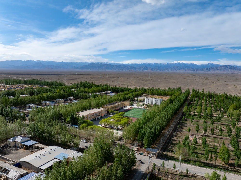 這是4月23日在新疆克州阿圖什市哈拉峻鄉(xiāng)拍攝的謝依特小學(xué)（無人機(jī)照片）。