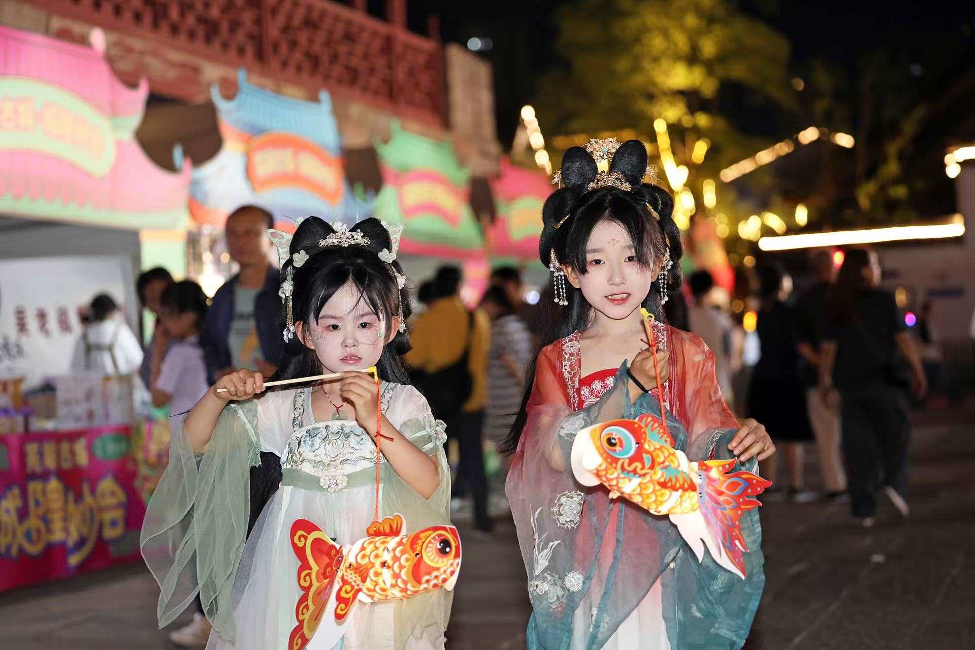 2025年5月2日晚，安徽蕪湖古城，魚燈巡游吸引游人駐足觀看。（圖片來(lái)源：視覺中國(guó)）