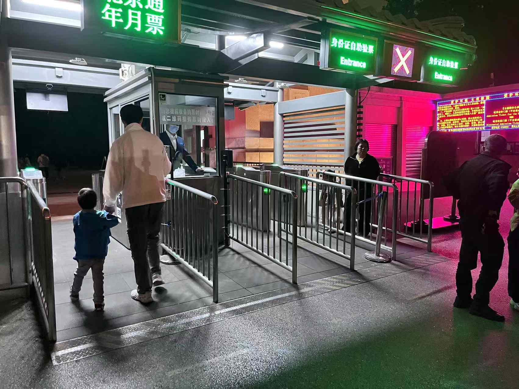 北京天壇公園延長開放時間，游客進入游覽。人民網(wǎng)記者 李楠樺攝