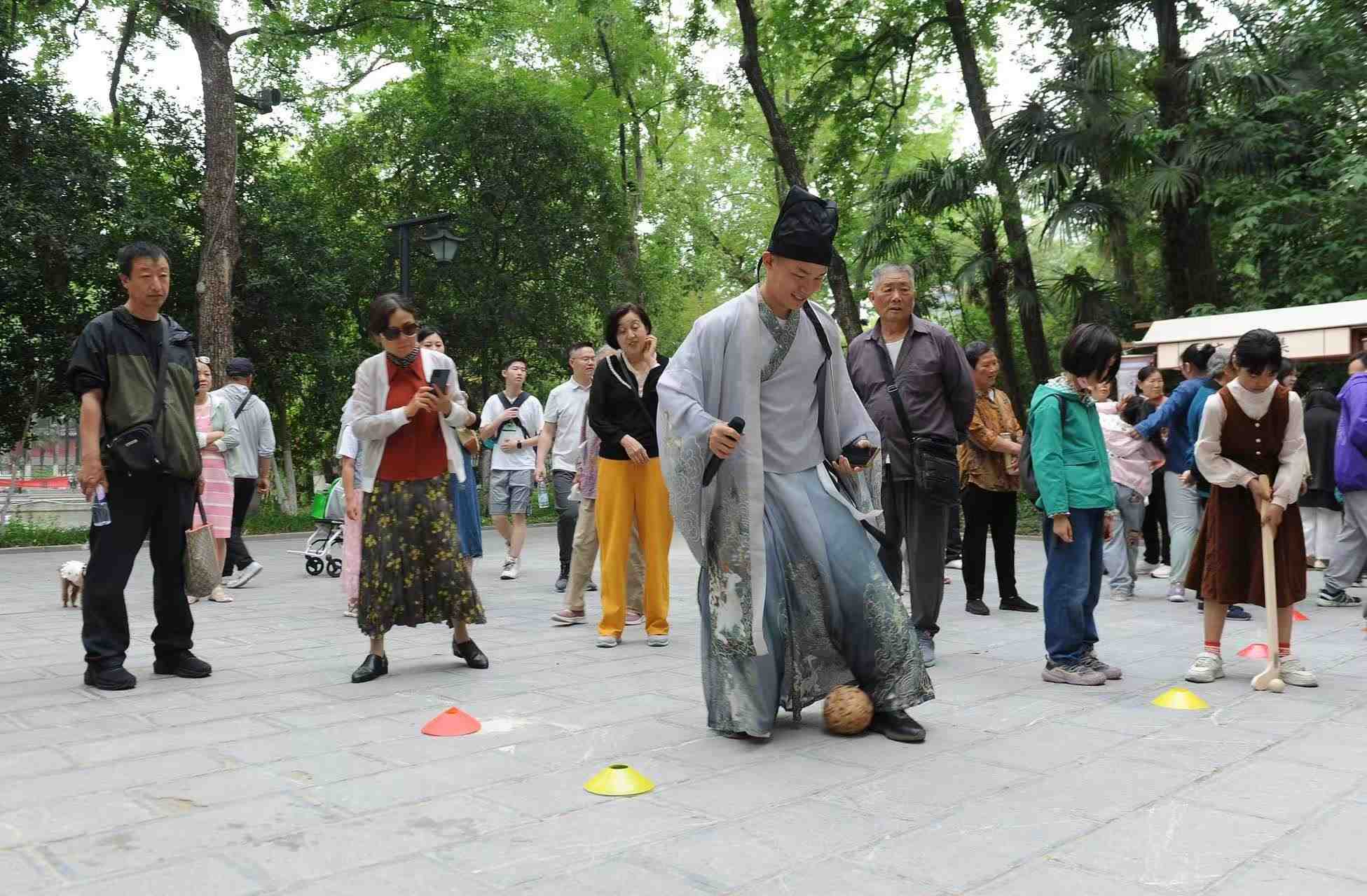 2025年5月3日，安徽省合肥市包公園景區(qū)，游客正在參與“蹴鞠”體育活動(dòng)。（圖片來(lái)源：視覺中國(guó)）