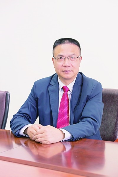 徐飛 教授、博士生導(dǎo)師。歷任上海交通大學(xué)副校長、西南交通大學(xué)校長、上海財經(jīng)大學(xué)常務(wù)副校長，現(xiàn)任福耀科技大學(xué)常務(wù)副校長。國務(wù)院政府特殊津貼專家。先后兼任中國鐵道學(xué)會副理事長，中國管理學(xué)會組織與戰(zhàn)略專業(yè)委員會副主任，教育部高等學(xué)校創(chuàng)新創(chuàng)業(yè)教育指導(dǎo)委員會副主任，中國高等教育學(xué)會創(chuàng)新創(chuàng)業(yè)教育分會理事長，中國高質(zhì)量MBA教育認(rèn)證（CAMEA）工作委員會副主任，中國職業(yè)技術(shù)教育學(xué)會副會長等。主要研究領(lǐng)域?yàn)閼?zhàn)略管理、競爭戰(zhàn)略與博弈論、創(chuàng)新創(chuàng)業(yè)、跨文化戰(zhàn)略領(lǐng)導(dǎo)力等。出版著作20余部。