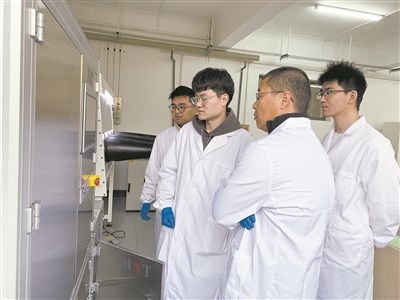 圖為安工大材料科學與工程學院碩士研究生余威（右一）在實驗室開展研究。安工大供圖