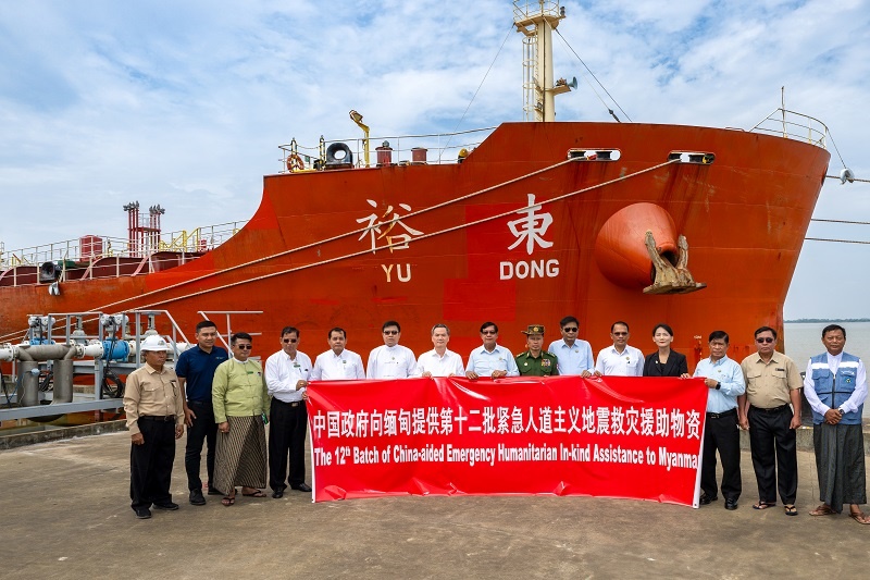 中國(guó)駐緬大使館歐陽(yáng)道冰參贊、仰光省首席部長(zhǎng)梭登及緬有關(guān)部門官員出席交接儀式。人民網(wǎng)記者 謝佳君攝