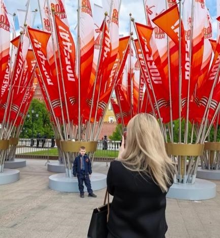 當(dāng)?shù)貢r間5月7日下午，莫斯科紅場外，紀念蘇聯(lián)偉大衛(wèi)國戰(zhàn)爭勝利80周年慶典旗幟飄揚。