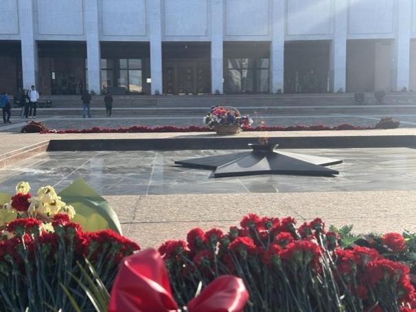 當(dāng)?shù)貢r間5月6日下午，莫斯科勝利廣場上的長明火兩旁放滿鮮花。