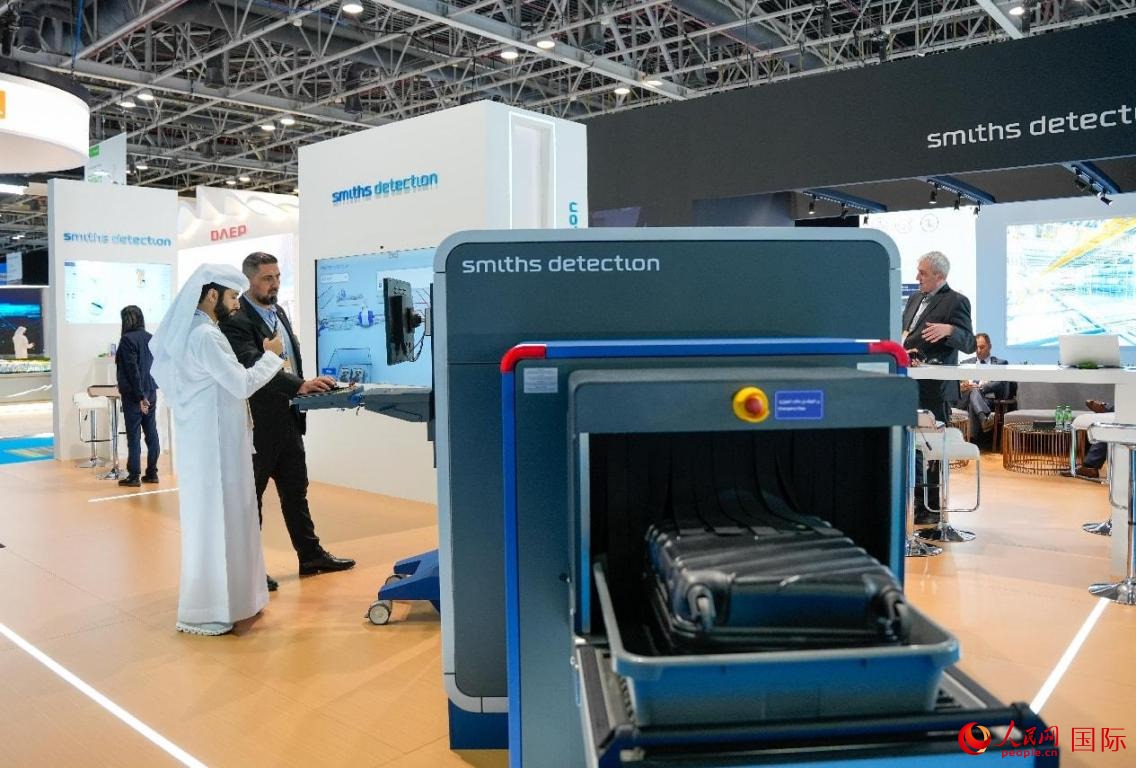 參展商體驗(yàn)安檢設(shè)施。人民網(wǎng)塔里克·易卜拉欣攝
