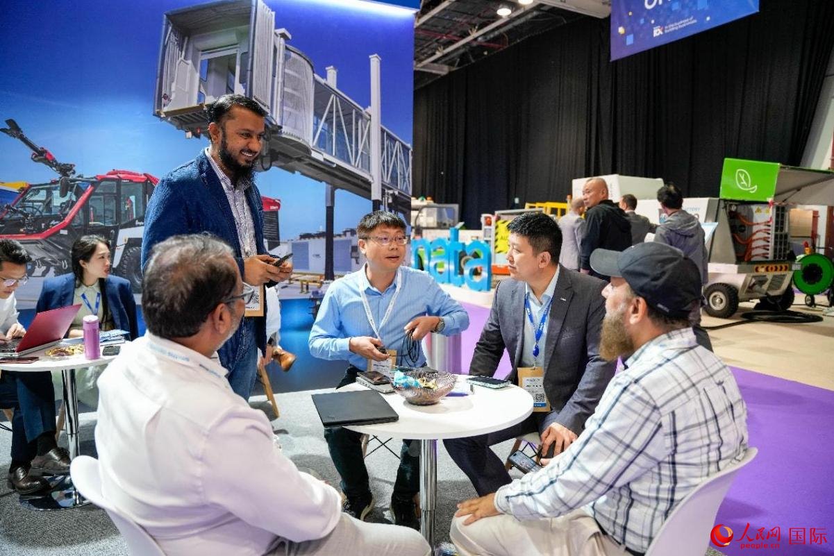 中外商家在交流。人民網(wǎng)塔里克·易卜拉欣攝