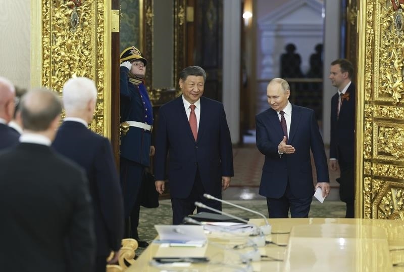 △當?shù)貢r間5月8日，俄羅斯總統(tǒng)普京同習近平主席在莫斯科克里姆林宮舉行會談。這是兩國元首步入會場。