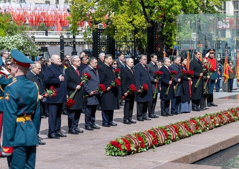 △當?shù)貢r間5月9日，紀念蘇聯(lián)偉大衛(wèi)國戰(zhàn)爭勝利80周年慶典結(jié)束后，習近平主席同其他國家領導人一起從紅場來到亞歷山大花園，向無名烈士墓獻花，并肅立默哀。