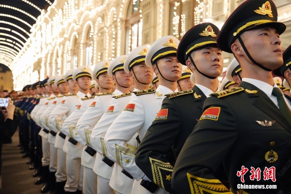 當?shù)貢r間5月3日晚，俄羅斯首都莫斯科，俄羅斯紀念衛(wèi)國戰(zhàn)爭勝利80周年閱兵式第二次彩排，中國人民解放軍儀仗司禮大隊震撼亮相，受到華僑華人、留學(xué)生和當?shù)孛癖姛崃覛g迎。中新社記者 田冰 攝