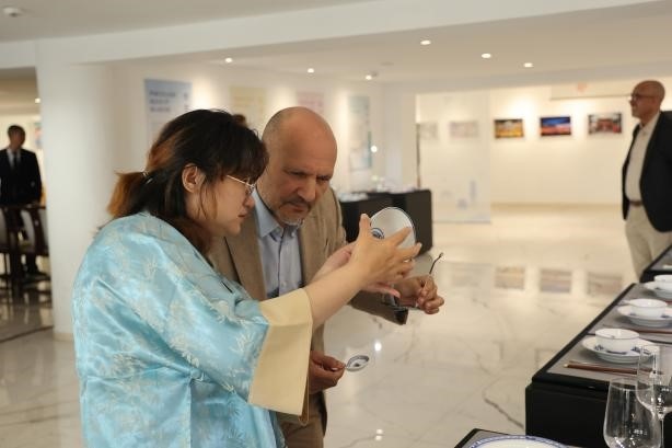 摩洛哥民眾在觀察中國瓷器。拉巴特中國文化中心供圖