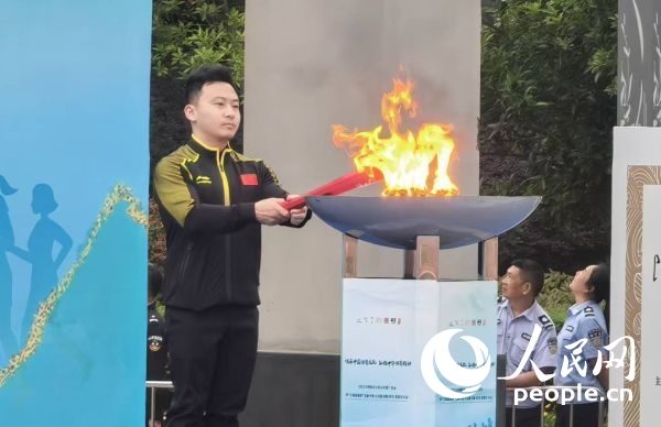 在活動開幕式上，馮喆點燃火炬。人民網(wǎng)記者 楊磊攝