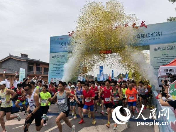 全民健身跑參賽選手沖出起點。人民網(wǎng)記者 楊磊攝