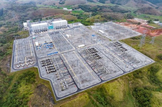 這是2022年9月30日在巴西里約熱內(nèi)盧拍攝的美麗山特高壓輸電二期項(xiàng)目里約換流站（無(wú)人機(jī)照片）。新華社記者 王天聰 攝