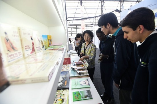 2024年11月8日，在智利圣地亞哥馬波喬藝術(shù)文化中心內(nèi)，當(dāng)?shù)孛癖娫诘?3屆智利圣地亞哥國(guó)際書(shū)展期間參觀中國(guó)展區(qū)。新華社發(fā)（豪爾赫·比列加斯 攝）