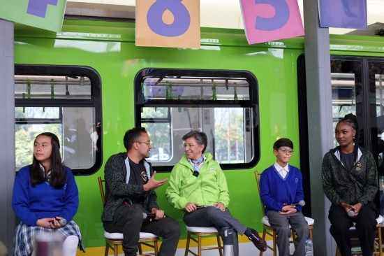 2023年8月10日，哥倫比亞波哥大市長(zhǎng)克勞迪婭·洛佩斯（中）在波哥大地鐵的模型車(chē)廂旁跟參加活動(dòng)的師生交流。按照計(jì)劃，由中企承建和運(yùn)營(yíng)的波哥大地鐵一號(hào)線(xiàn)將在2028年正式投入運(yùn)營(yíng)。新華社記者 周盛平 攝