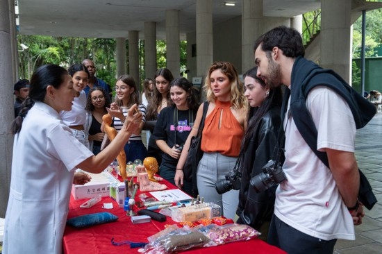 2025年4月15日，在巴西里約熱內(nèi)盧天主教大學(xué)舉辦的“國(guó)際中文日”慶祝活動(dòng)上，學(xué)生們觀看中醫(yī)療法展示。新華社記者 王天聰 攝
