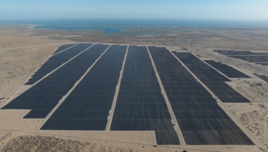 這是2025年4月2日在墨西哥佩尼亞斯科港附近拍攝的中國(guó)能源建設(shè)集團(tuán)承建的佩尼亞斯科港光伏項(xiàng)目二期工程（無(wú)人機(jī)照片）。新華社記者 李夢(mèng)馨 攝