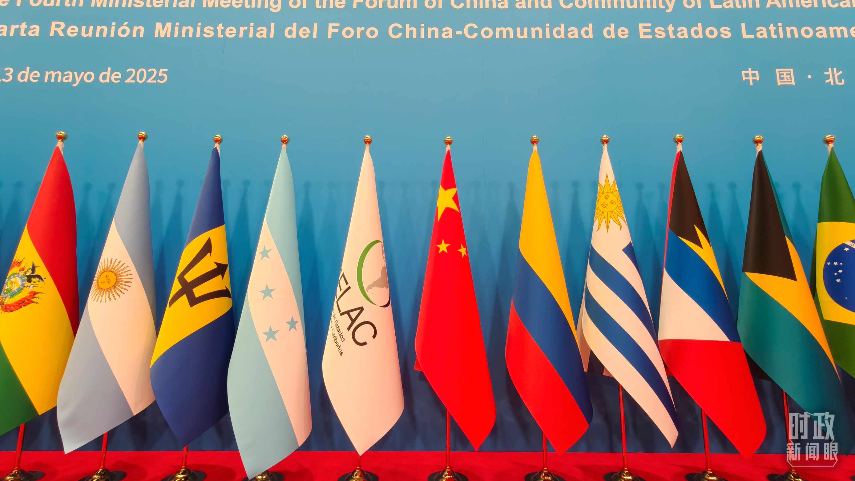 開幕式現(xiàn)場的旗陣。（總臺央視記者陸泓宇拍攝）