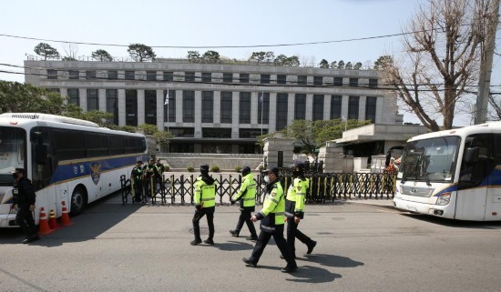 4月3日，在韓國首爾，警察在韓國憲法法院前執(zhí)勤。新華社記者姚琪琳攝
