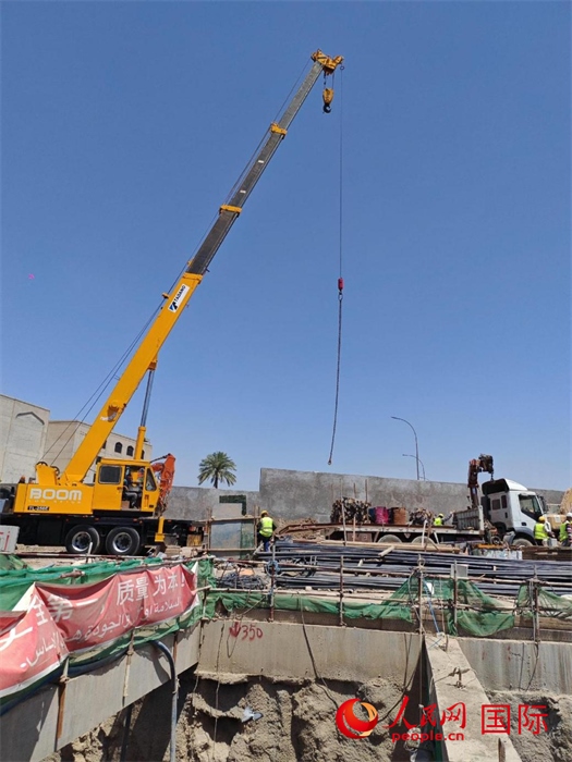 工人在進(jìn)行五號(hào)隧道施工。人民網(wǎng)記者管克江攝