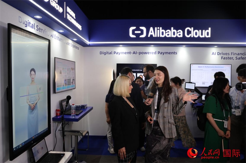 當(dāng)?shù)孛襟w在2025迪拜金融科技峰會(huì)的一家中資企業(yè)展廳采訪，張志文攝