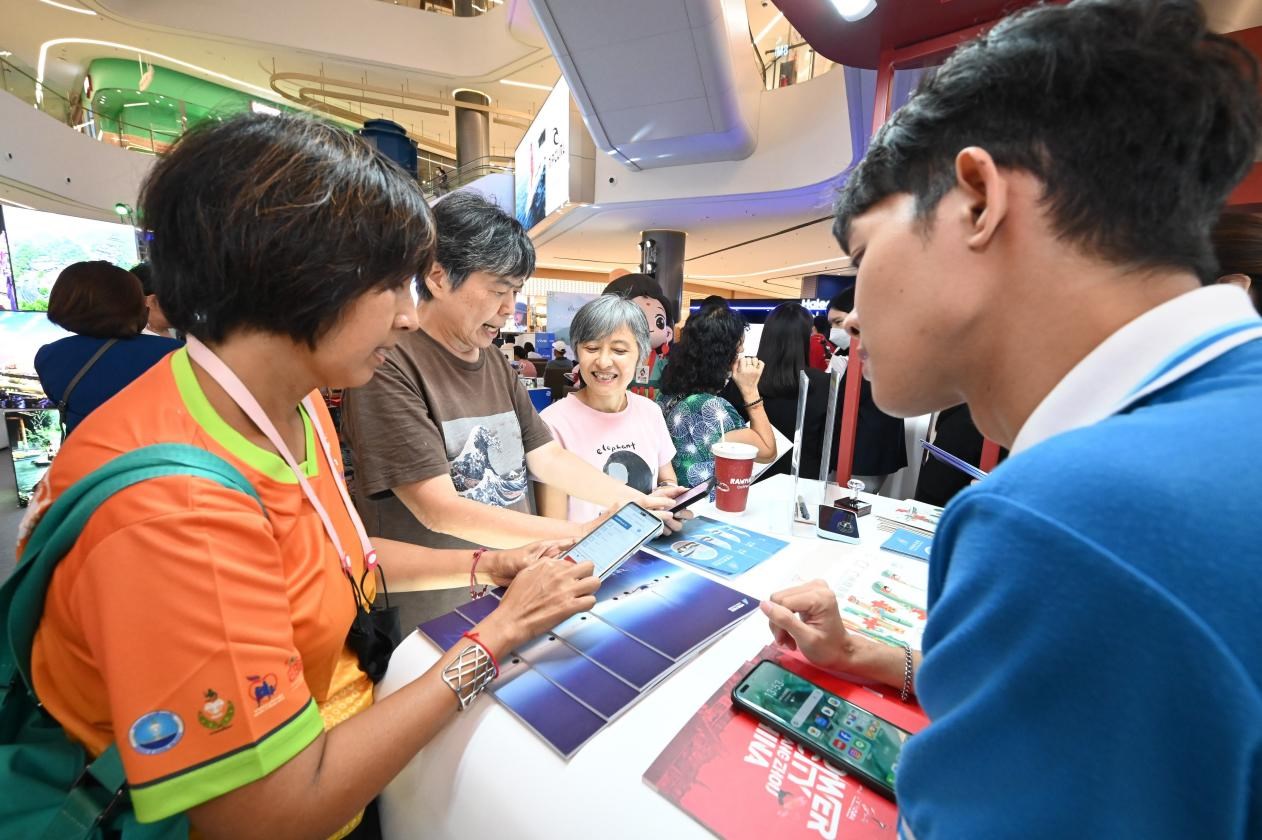 游客在航空公司展臺前了解機(jī)票優(yōu)惠活動。主辦方供圖