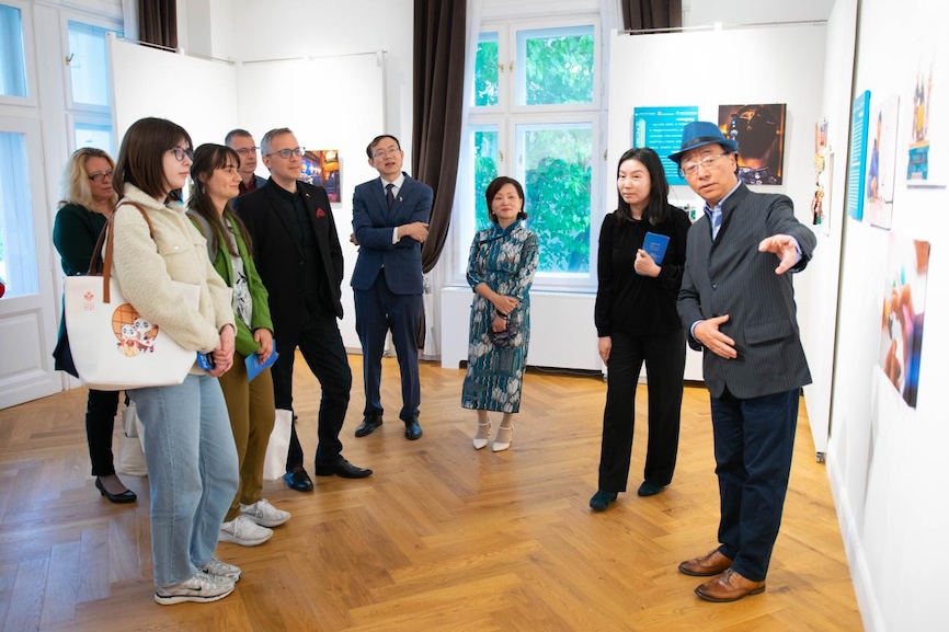 藝術(shù)家李守白現(xiàn)場導(dǎo)覽。圖片由布達佩斯中國文化中心供圖