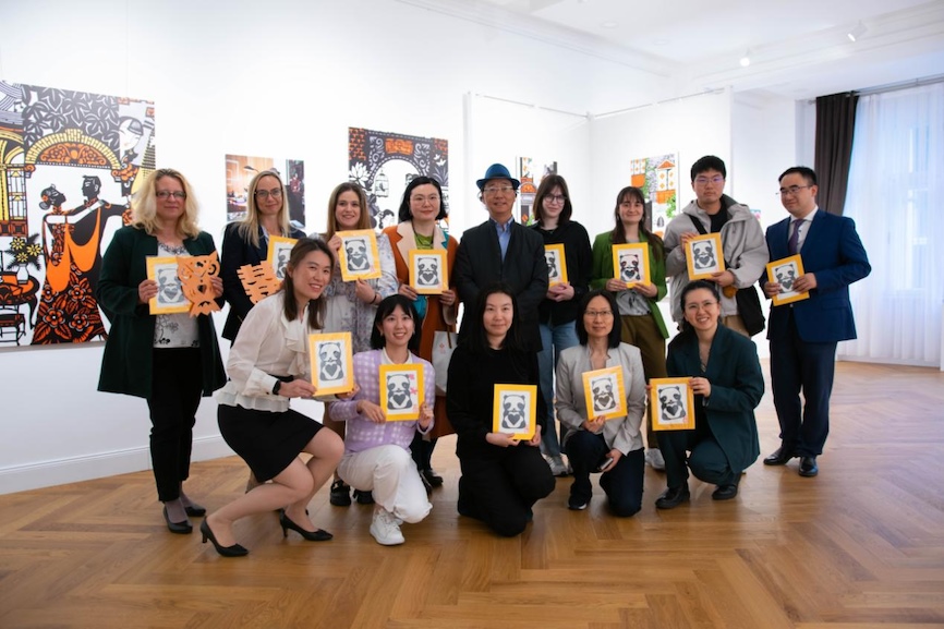 嘉賓合影。圖片由布達佩斯中國文化中心供圖